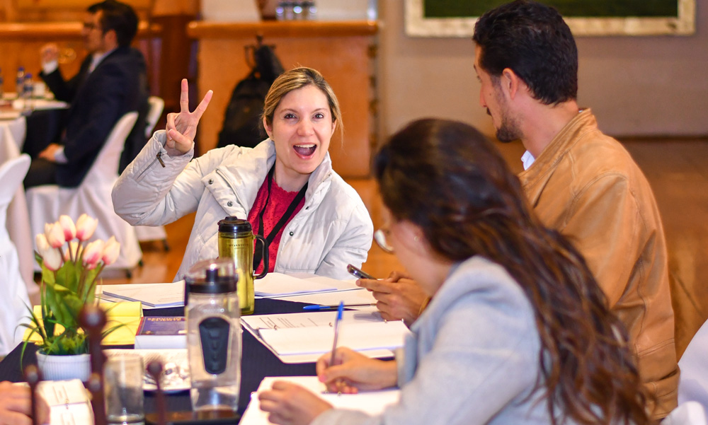 Participantes compartiendo experiencias y trabajando en un taller de SQI