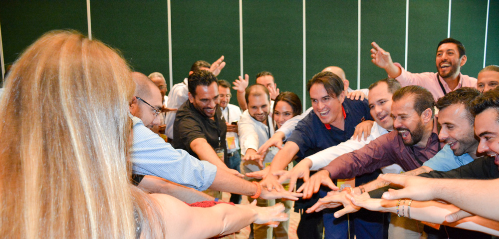 Participantes de SQI en una dinámica de integración y trabajo en equipo